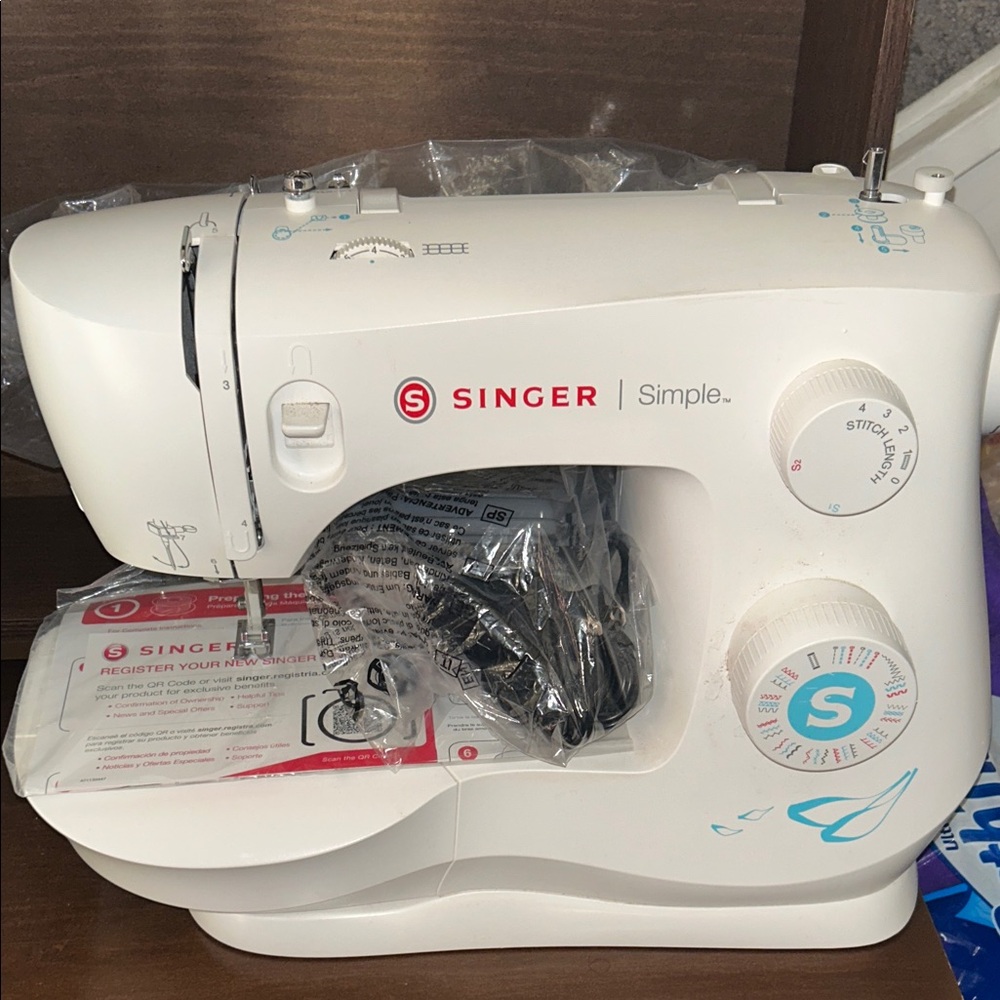Singer Simple White Sewing Machine